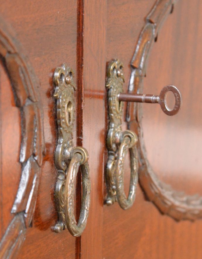 アンティークのキャビネット　アンティーク家具　英国の品のある美しさ、アンティークのバフェットサイドボード（カップボードチェスト） 。鍵は１本で２つの鍵穴に共通して使用できます。(q-655-f)