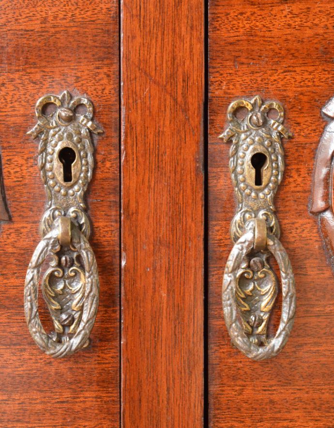 アンティークのキャビネット　アンティーク家具　英国の品のある美しさ、アンティークのバフェットサイドボード（カップボードチェスト） 。リボンモチーフのまるでジュエリーの様な美しい取っ手です。(q-655-f)