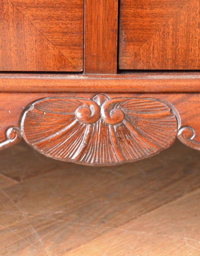 アンティークのキャビネット　アンティーク家具　英国の品のある美しさ、アンティークのバフェットサイドボード（カップボードチェスト） 。細やかなデザインの彫りが施されています。(q-655-f)