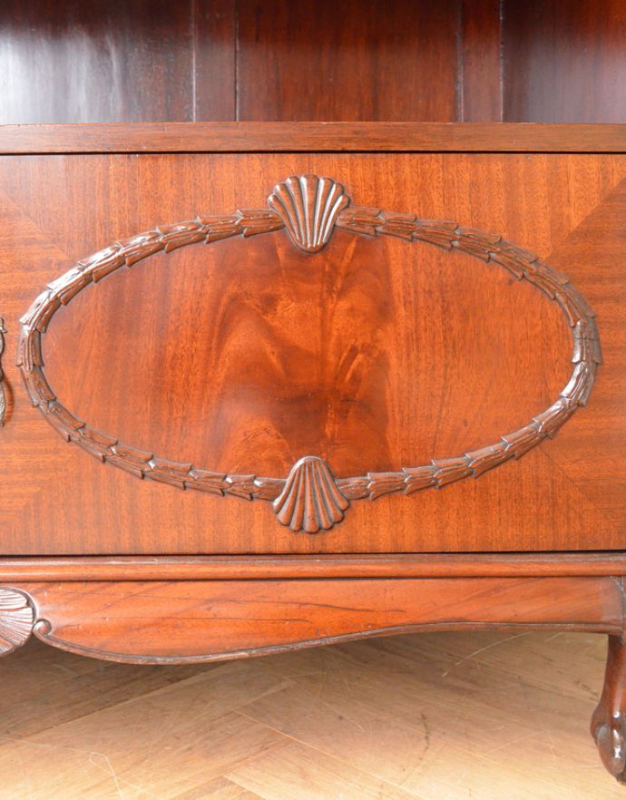 アンティークのキャビネット　アンティーク家具　英国の品のある美しさ、アンティークのバフェットサイドボード（カップボードチェスト） 。シェルモチーフの美しい装飾が付いています。(q-655-f)