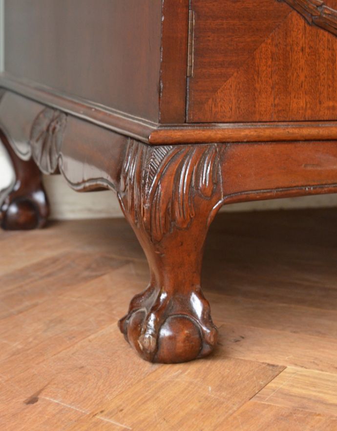 アンティークのキャビネット　アンティーク家具　英国の品のある美しさ、アンティークのバフェットサイドボード（カップボードチェスト） 。安定感のある脚がしっかり支えます。(q-655-f)