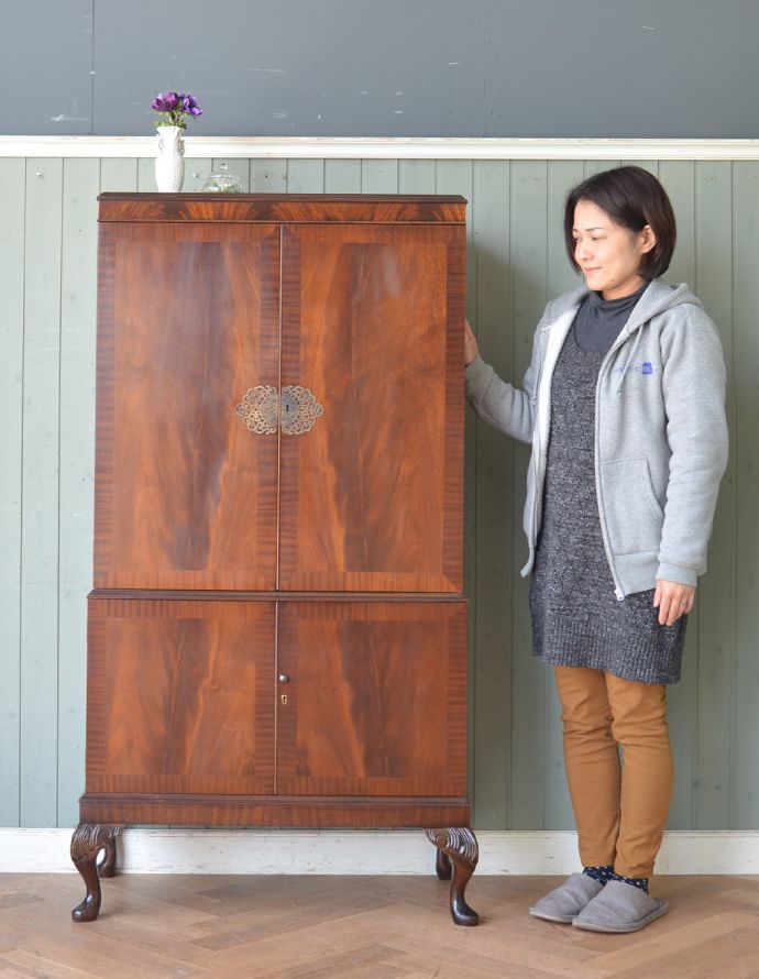 アンティークのキャビネット　アンティーク家具　高級なマホガニー材を使った英国家具、アンティークカクテルキャビネット（食器棚）。たっぷり収納できるサイズ！上品なキャビネットなので和室や寝室の落ち着いた雰囲気にもオススメです。(q-656-f)