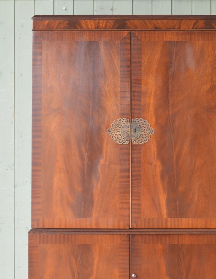 アンティークのキャビネット　アンティーク家具　高級なマホガニー材を使った英国家具、アンティークカクテルキャビネット（食器棚）。外国製のキャビネットは装飾が美しいので、絵になるアイテム。(q-656-f)