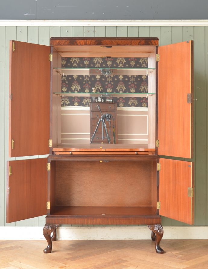 アンティークのキャビネット　アンティーク家具　高級なマホガニー材を使った英国家具、アンティークカクテルキャビネット（食器棚）。カクテルキャビネットって、なんだかちょっと贅沢気分な家具。(q-656-f)