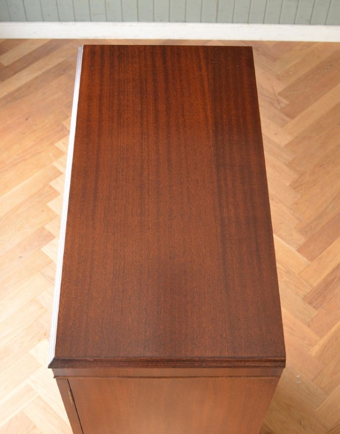 アンティークのキャビネット　アンティーク家具　高級なマホガニー材を使った英国家具、アンティークカクテルキャビネット（食器棚）。天板もピカピカにお直ししました。(q-656-f)