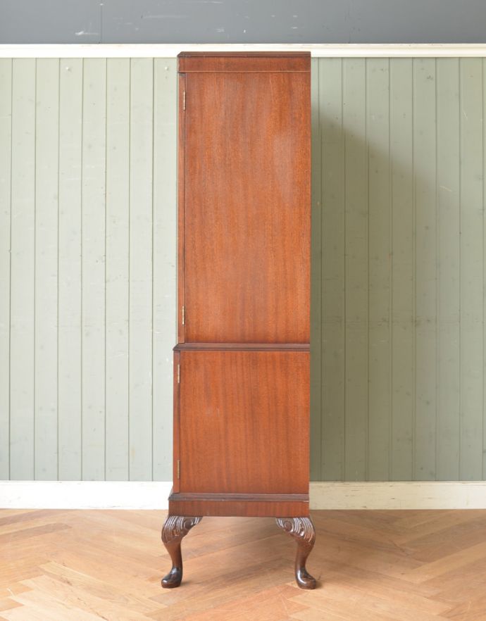 アンティークのキャビネット　アンティーク家具　高級なマホガニー材を使った英国家具、アンティークカクテルキャビネット（食器棚）。サイドから見てもキレイです。(q-656-f)