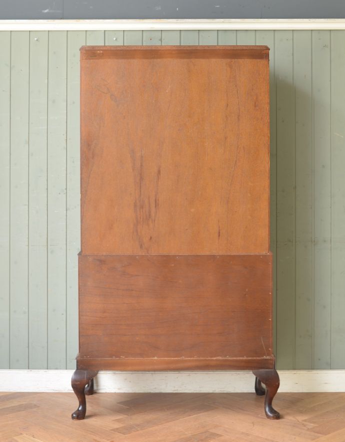 アンティークのキャビネット　アンティーク家具　高級なマホガニー材を使った英国家具、アンティークカクテルキャビネット（食器棚）。きちんとメンテナンスしてあるので、裏側もキレイです。(q-656-f)