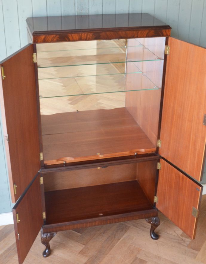 アンティークのキャビネット　アンティーク家具　高級なマホガニー材を使った英国家具、アンティークカクテルキャビネット（食器棚）。両開きで出し入れもしやすいですよ。(q-656-f)