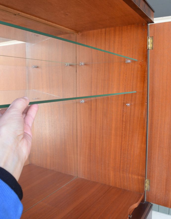 アンティークのキャビネット　アンティーク家具　高級なマホガニー材を使った英国家具、アンティークカクテルキャビネット（食器棚）。上扉内の棚板は、ガラス製になっています。(q-656-f)