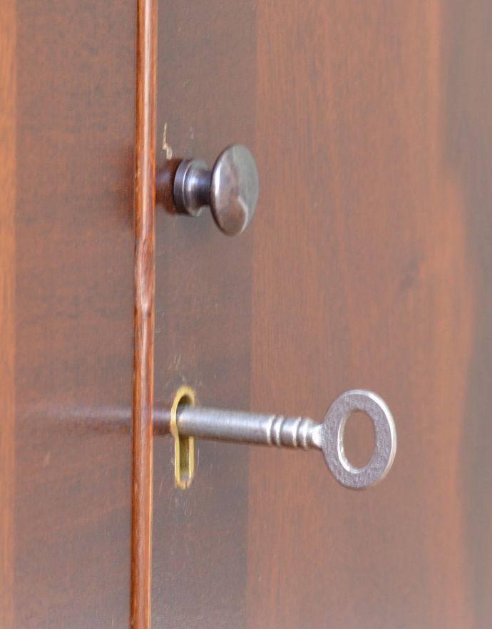 アンティークのキャビネット　アンティーク家具　高級なマホガニー材を使った英国家具、アンティークカクテルキャビネット（食器棚）。取っ手がちょこんと付いています。(q-656-f)