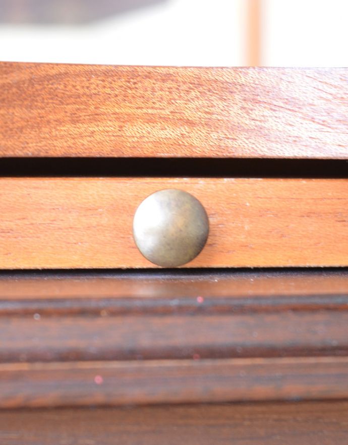 アンティークのキャビネット　アンティーク家具　高級なマホガニー材を使った英国家具、アンティークカクテルキャビネット（食器棚）。作業台を引き出すときは、この小さくて丸い取っ手を引いて下さいね。(q-656-f)