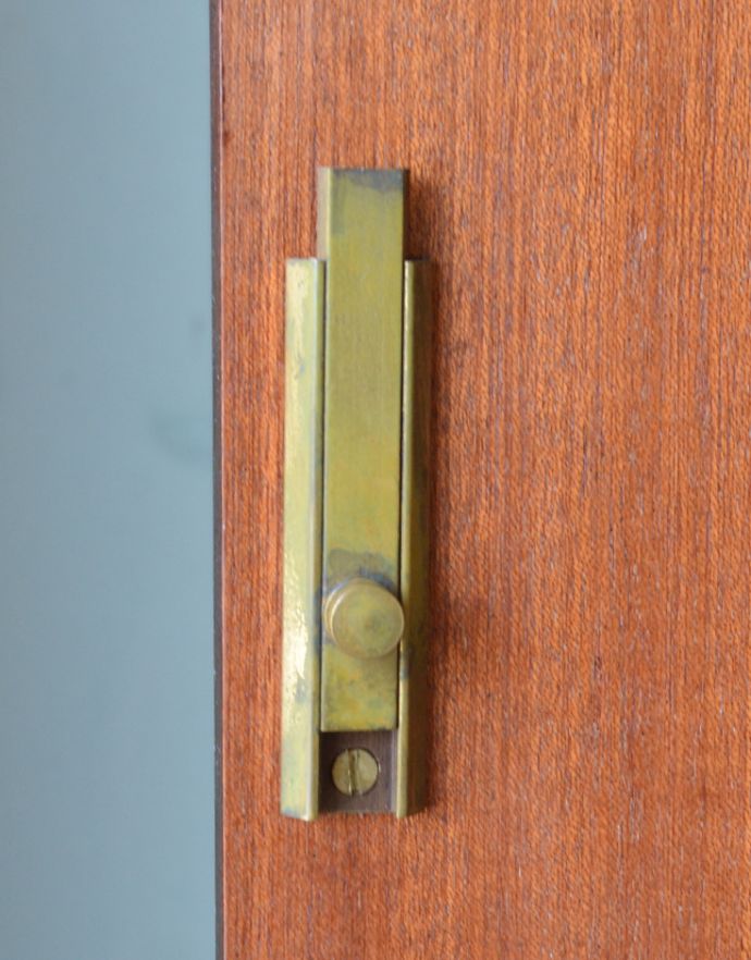 アンティークのキャビネット　アンティーク家具　高級なマホガニー材を使った英国家具、アンティークカクテルキャビネット（食器棚）。扉を留めるストッパーがあります。(q-656-f)