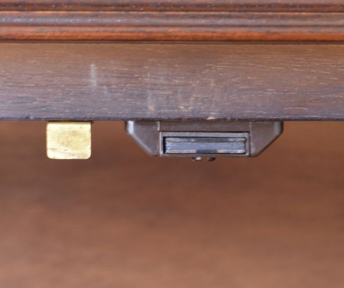 アンティークのキャビネット　アンティーク家具　高級なマホガニー材を使った英国家具、アンティークカクテルキャビネット（食器棚）。扉には、それぞれマグネットが付いています。(q-656-f)