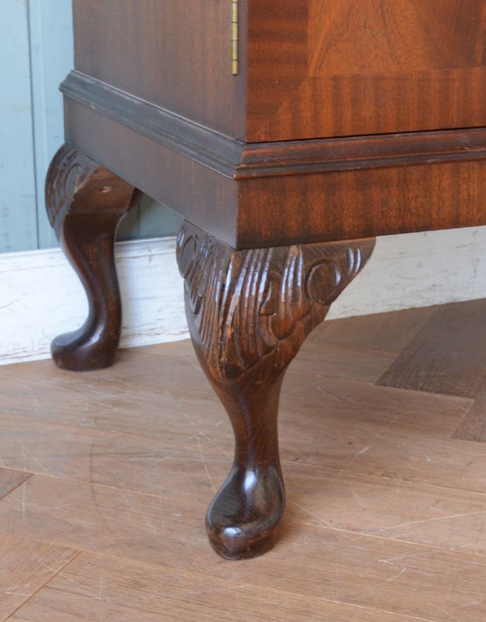 アンティークのキャビネット　アンティーク家具　高級なマホガニー材を使った英国家具、アンティークカクテルキャビネット（食器棚）。どっしりとした貫禄のある脚。(q-656-f)