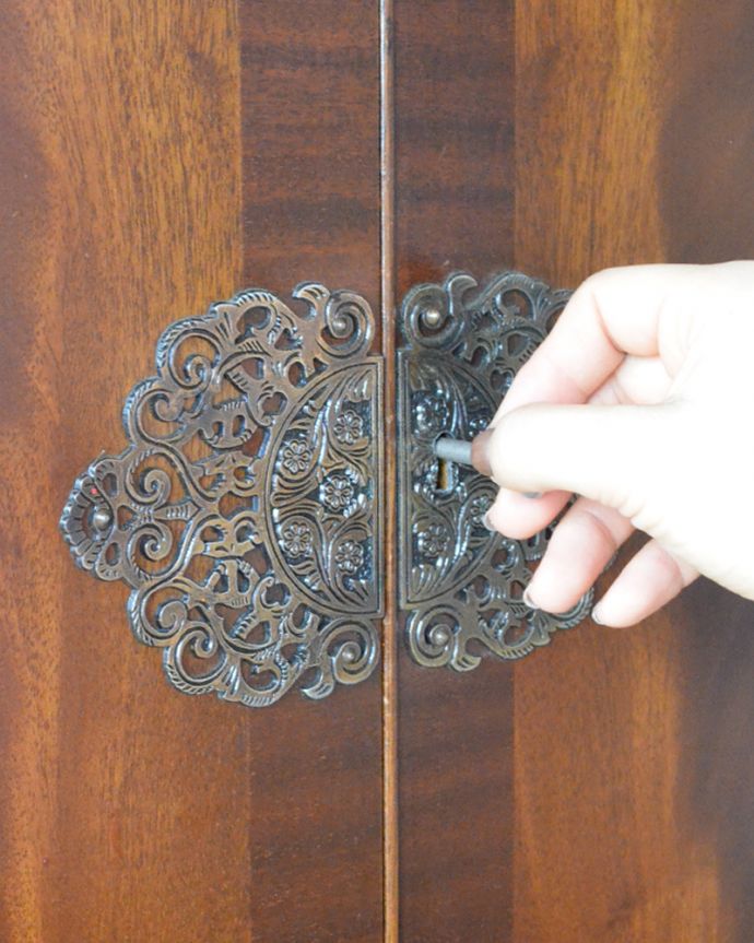 アンティークのキャビネット　アンティーク家具　高級なマホガニー材を使った英国家具、アンティークカクテルキャビネット（食器棚）。上の扉は、鍵を使って開閉します。(q-656-f)