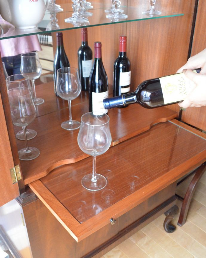 アンティークのキャビネット　アンティーク家具　高級なマホガニー材を使った英国家具、アンティークカクテルキャビネット（食器棚）。上扉の下には、作業台として使われていたと思われるトレーが付いています。(q-656-f)