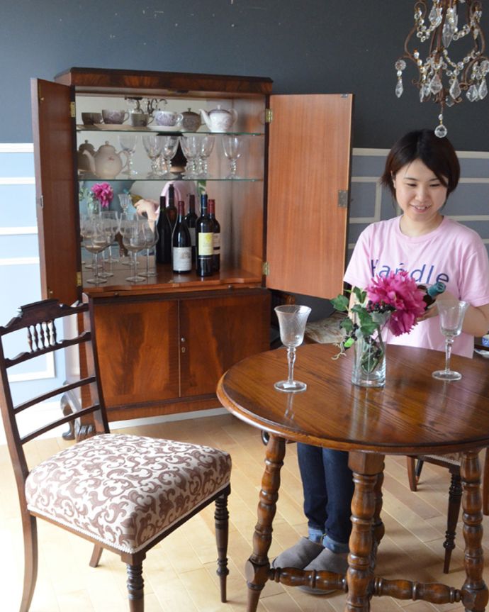 アンティークのキャビネット　アンティーク家具　高級なマホガニー材を使った英国家具、アンティークカクテルキャビネット（食器棚）。外見だけじゃない！ぜひ見てもらいたい中身開けっ放しにしておいても美しいミラー張り。(q-656-f)