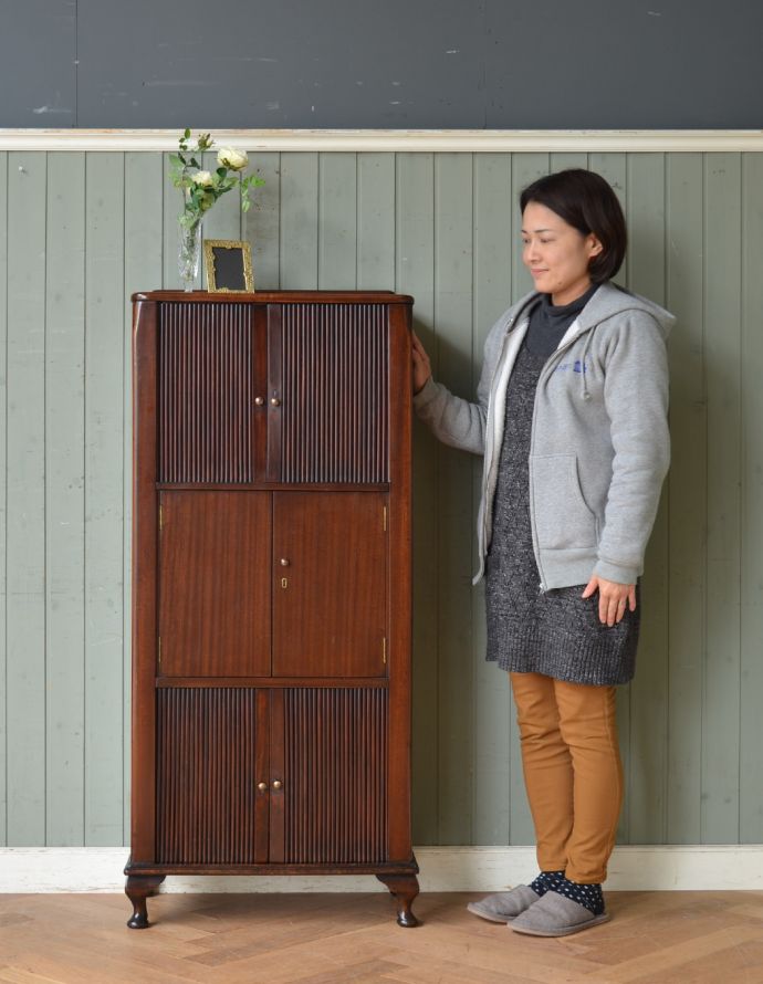 アンティークのキャビネット　アンティーク家具　マホガニー材の美しい英国のアンティーク家具、ファイルキャビネット 。コンパクトなので、リビング、書斎や寝室で活躍してくれるでしょう。(q-657-f)