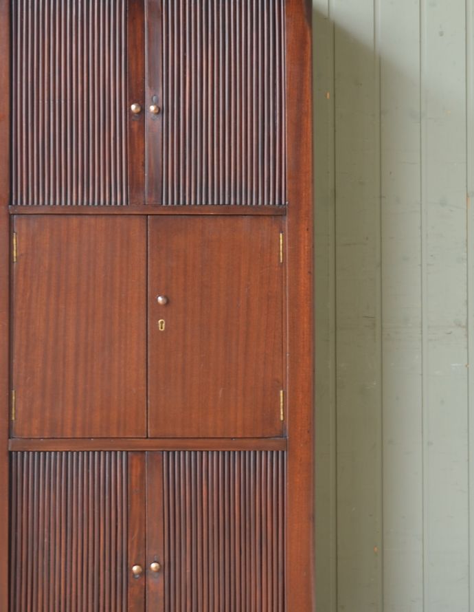 アンティークのキャビネット　アンティーク家具　マホガニー材の美しい英国のアンティーク家具、ファイルキャビネット 。外国製のキャビネットは装飾が美しいので、絵になるアイテム。(q-657-f)