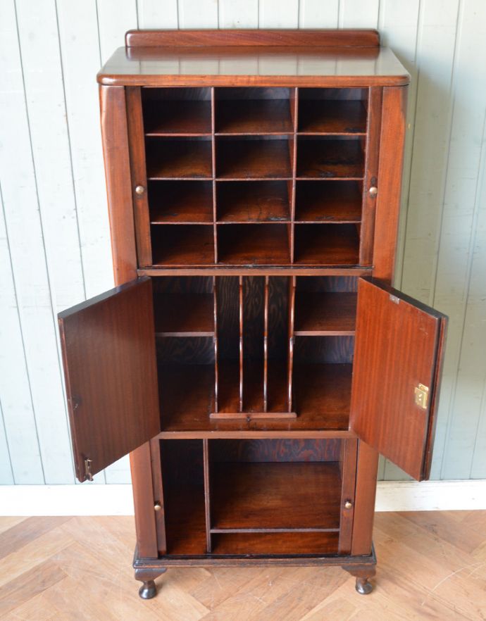 アンティークのキャビネット　アンティーク家具　マホガニー材の美しい英国のアンティーク家具、ファイルキャビネット 。中も美しい状態です。(q-657-f)