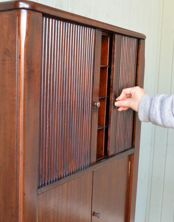 アンティークのキャビネット　アンティーク家具　マホガニー材の美しい英国のアンティーク家具、ファイルキャビネット 。上段と下段の扉は、蛇腹式（ジャバラ式）です。(q-657-f)