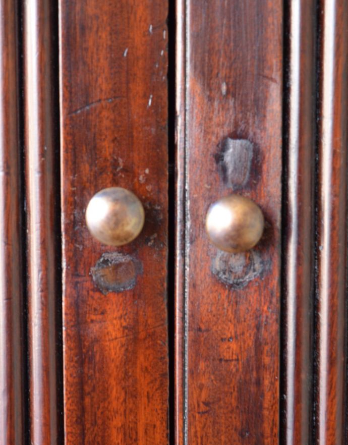 アンティークのキャビネット　アンティーク家具　マホガニー材の美しい英国のアンティーク家具、ファイルキャビネット 。アンティークらしい取っ手をそっと開くたびにときめきます。(q-657-f)