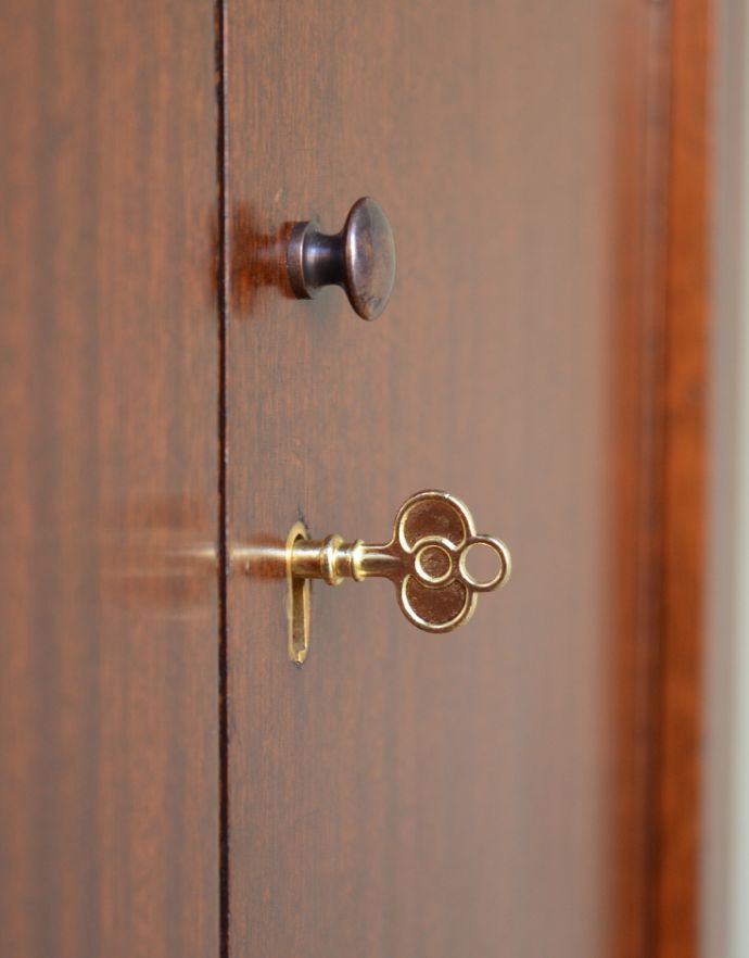 アンティークのキャビネット　アンティーク家具　マホガニー材の美しい英国のアンティーク家具、ファイルキャビネット 。取っ手がちょこんと付いています。(q-657-f)