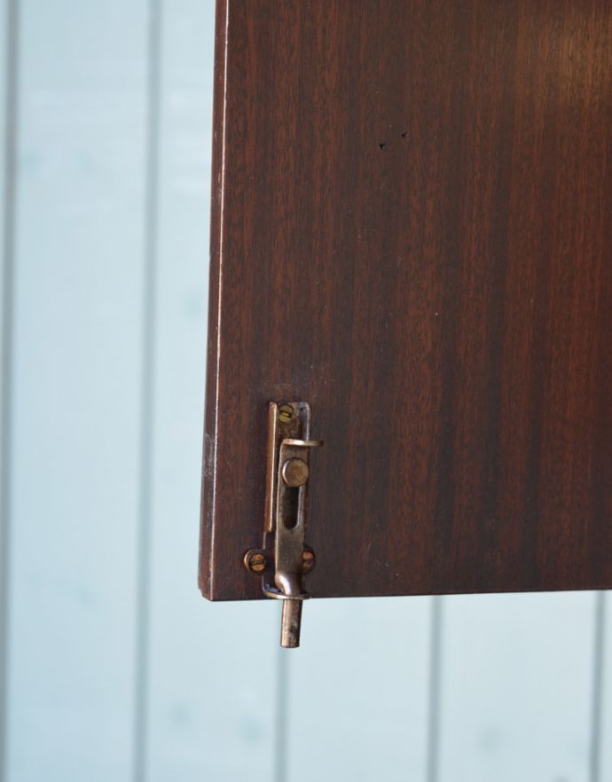 アンティークのキャビネット　アンティーク家具　マホガニー材の美しい英国のアンティーク家具、ファイルキャビネット 。扉に当時の金具が残っていました。(q-657-f)