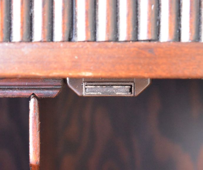 アンティークのキャビネット　アンティーク家具　マホガニー材の美しい英国のアンティーク家具、ファイルキャビネット 。扉にはマグネットが付いているので、開け閉めがスムーズです。(q-657-f)