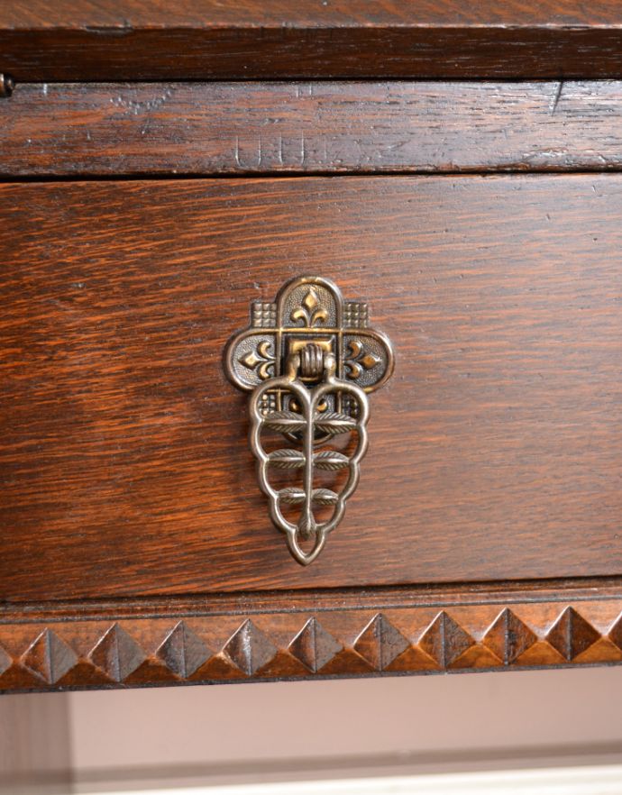 ビューロー　アンティーク家具　アンティークの英国家具、本棚とビューローが付いたサイドバイサイド。アンティークの装飾がオシャレな取っ手です。(q-659-f)