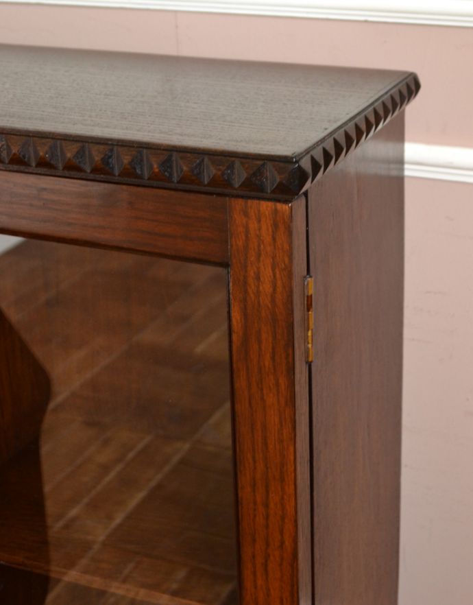 ビューロー　アンティーク家具　アンティークの英国家具、本棚とビューローが付いたサイドバイサイド。天板の縁にも繊細な彫があります。(q-659-f)