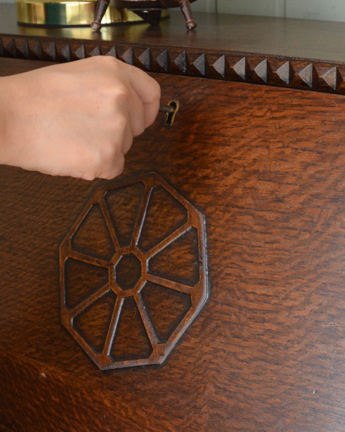 ビューロー　アンティーク家具　アンティークの英国家具、本棚とビューローが付いたサイドバイサイド。ビューローの取っ手は鍵です。(q-659-f)