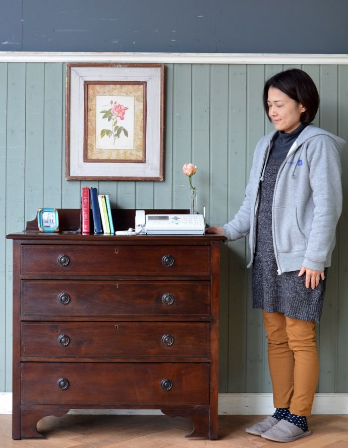 アンティークのチェスト　アンティーク家具　アンティークの英国家具、風格ある素敵なチェストオブドロワーズ。幅も人気の1ｍないタイプ。(q-663-f)