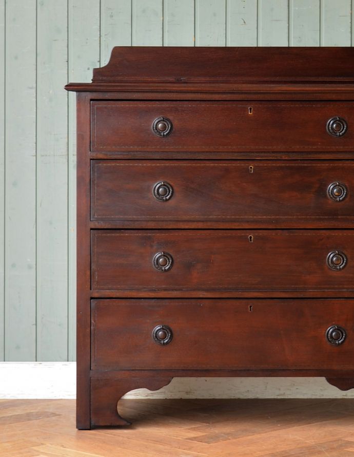アンティークのチェスト　アンティーク家具　アンティークの英国家具、風格ある素敵なチェストオブドロワーズ。アンティークならではのなんとも美しいデザインです。(q-663-f)