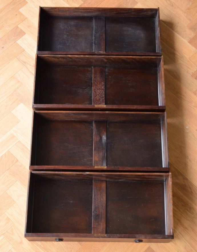アンティークのチェスト　アンティーク家具　アンティークの英国家具、風格ある素敵なチェストオブドロワーズ。引き出しは４杯。(q-663-f)