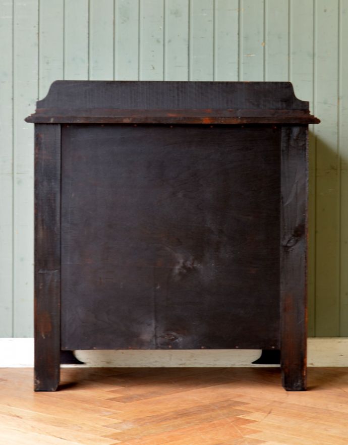 アンティークのチェスト　アンティーク家具　アンティークの英国家具、風格ある素敵なチェストオブドロワーズ。きちんとメンテナンスしてあるので、裏側もキレイです。(q-663-f)