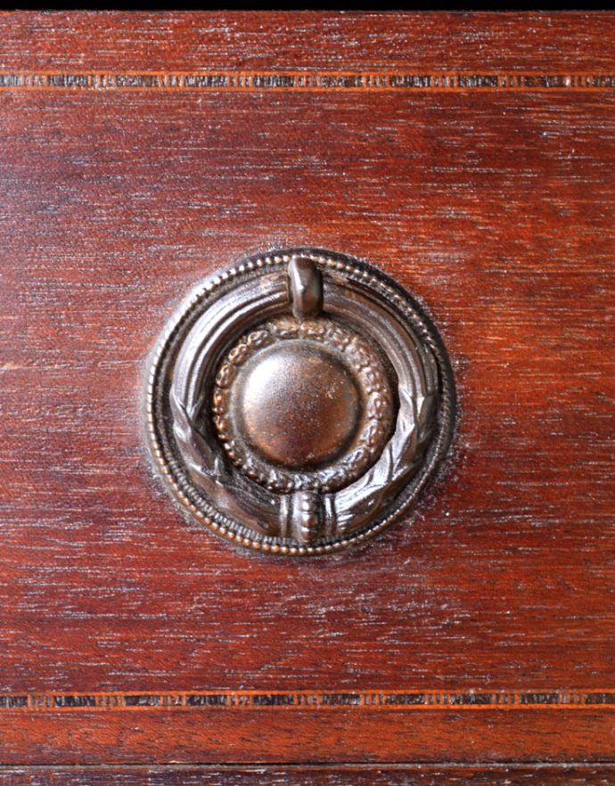 アンティークのチェスト　アンティーク家具　アンティークの英国家具、風格ある素敵なチェストオブドロワーズ。リング形で高級感があるオシャレな取っ手です。(q-663-f)