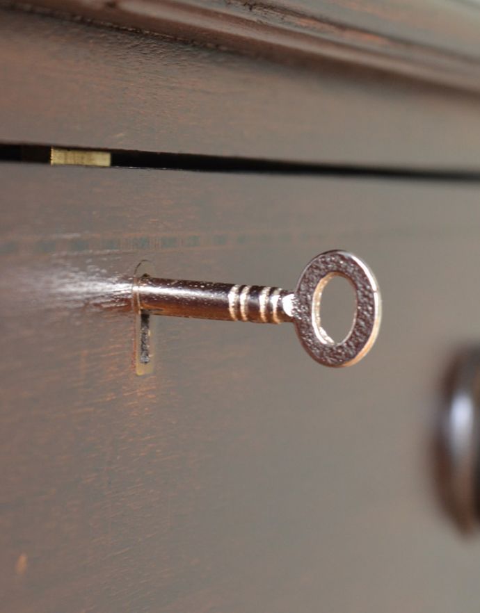 アンティークのチェスト　アンティーク家具　アンティークの英国家具、風格ある素敵なチェストオブドロワーズ。鍵１本、共通で使用できるカギ穴が４ヶ所あります。(q-663-f)