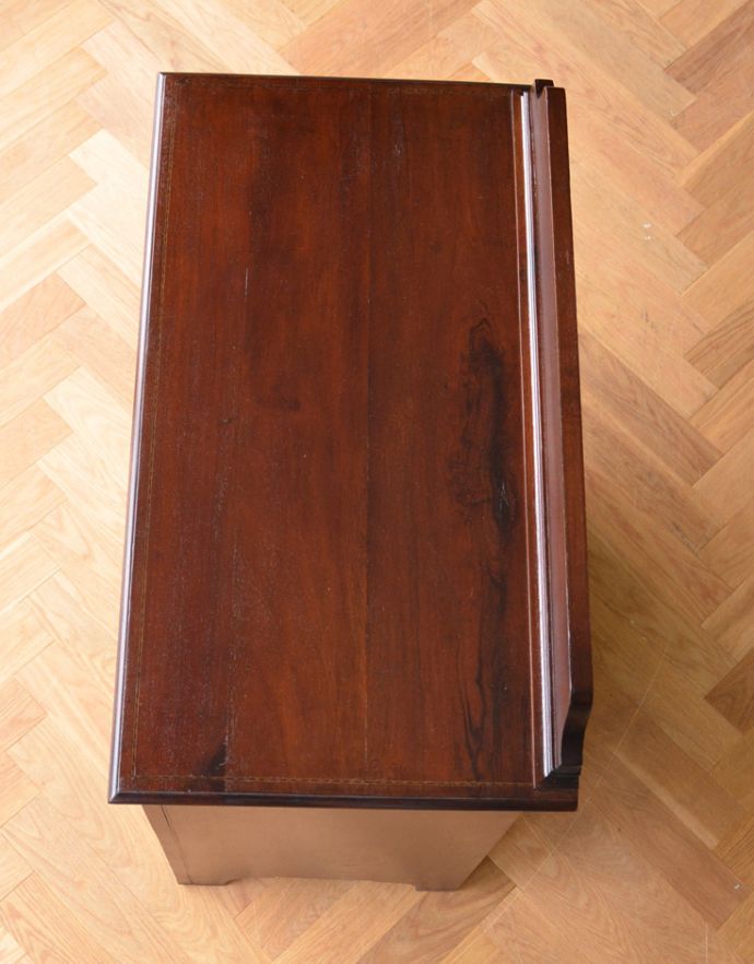 アンティークのチェスト　アンティーク家具　アンティークの英国家具、風格ある素敵なチェストオブドロワーズ。天板も木目がキレイです。(q-663-f)