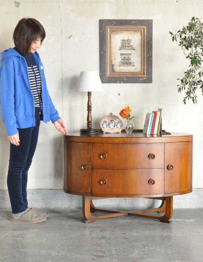 サイドボード アンティーク家具 オーバルのシルエットが美しいアンティーク家具、小ぶりなキャビネット。リビングの電話台にいかがでしょう?家電を置いても雰囲気が崩れないところがさすがです。(q-666-f)