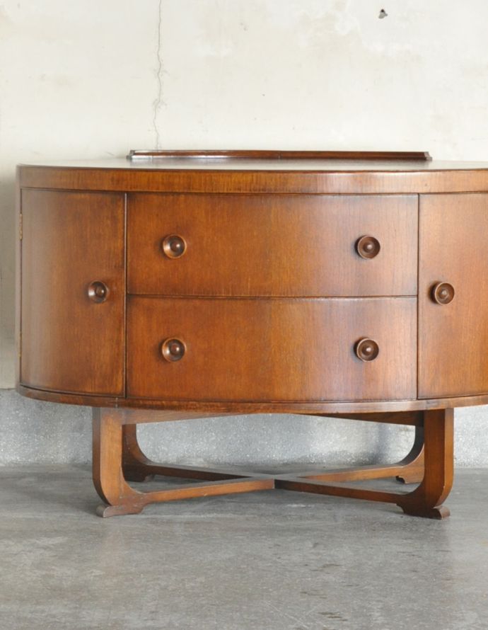 サイドボード アンティーク家具 オーバルのシルエットが美しいアンティーク家具、小ぶりなキャビネット。木目が美しくとっても上品なキャビネット。(q-666-f)