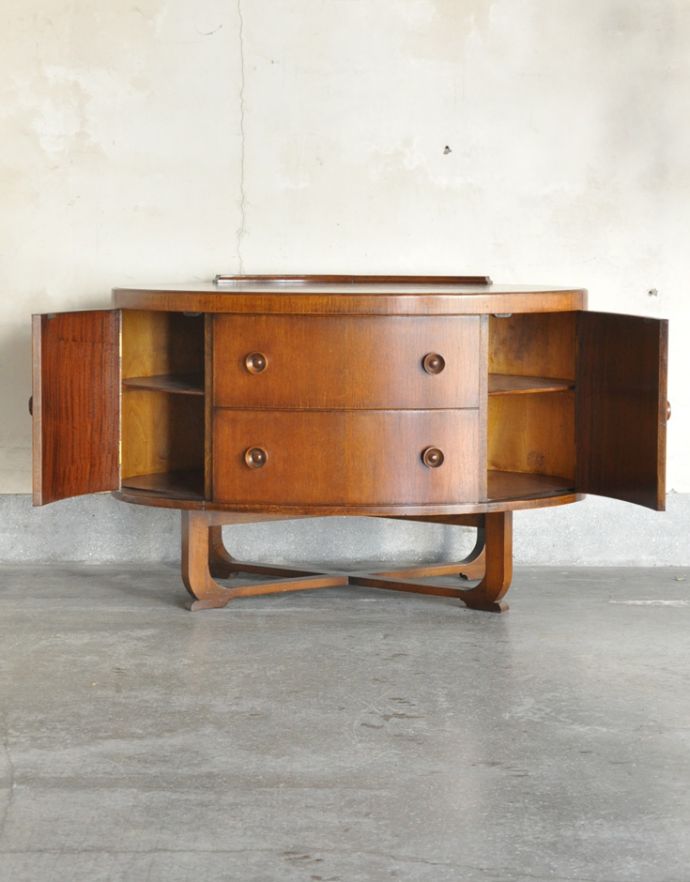 サイドボード アンティーク家具 オーバルのシルエットが美しいアンティーク家具、小ぶりなキャビネット。棚板が付いているので、香水ボトルや、1輪挿しのフラワーベースの収納にピッタリです。(q-666-f)