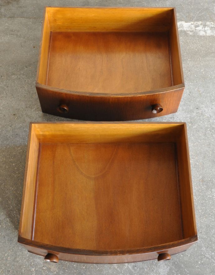 サイドボード アンティーク家具 オーバルのシルエットが美しいアンティーク家具、小ぶりなキャビネット。引き出しは2杯。(q-666-f)