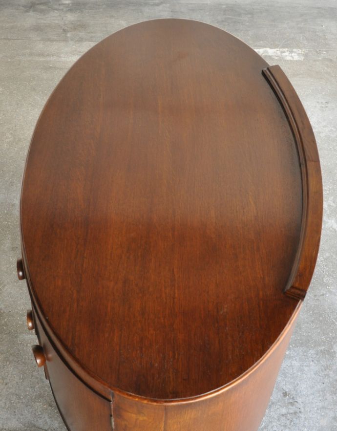 サイドボード アンティーク家具 オーバルのシルエットが美しいアンティーク家具、小ぶりなキャビネット。天板もピカピカにお直ししました。(q-666-f)