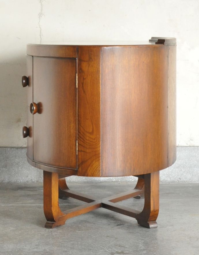 サイドボード アンティーク家具 オーバルのシルエットが美しいアンティーク家具、小ぶりなキャビネット。スッキリしているのでどこでもお使いいただけます。(q-666-f)