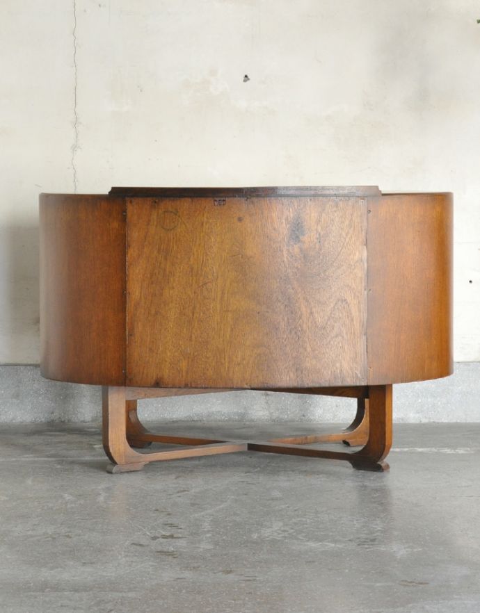 サイドボード アンティーク家具 オーバルのシルエットが美しいアンティーク家具、小ぶりなキャビネット。きちんとメンテナンスしてあるので、裏側もキレイです。(q-666-f)