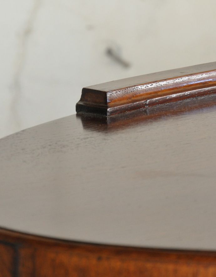 サイドボード アンティーク家具 オーバルのシルエットが美しいアンティーク家具、小ぶりなキャビネット。隅々まで繊細な彫があります。(q-666-f)