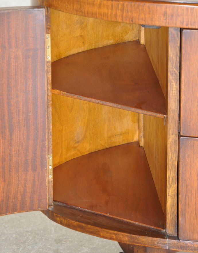 サイドボード アンティーク家具 オーバルのシルエットが美しいアンティーク家具、小ぶりなキャビネット。棚板があるので整理しやすいです。(q-666-f)