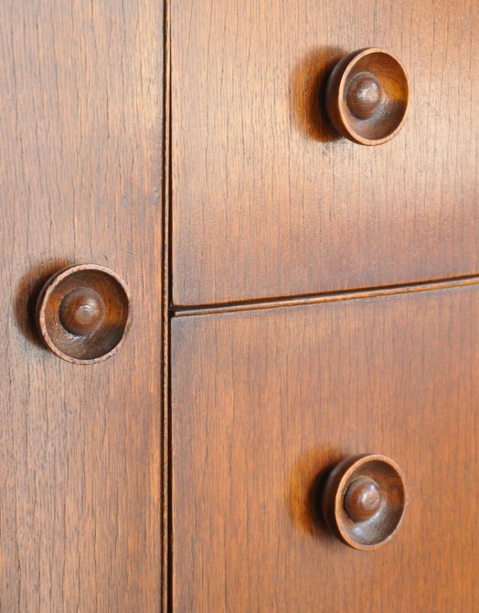 サイドボード アンティーク家具 オーバルのシルエットが美しいアンティーク家具、小ぶりなキャビネット。丸いので握りやすいです。(q-666-f)