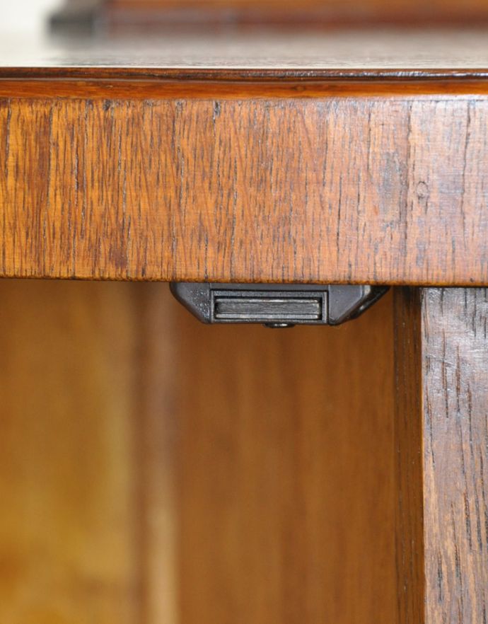 サイドボード アンティーク家具 オーバルのシルエットが美しいアンティーク家具、小ぶりなキャビネット。扉の開け閉めがしやすいよう、マグネットを取り付けてあります。(q-666-f)